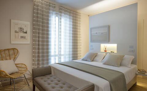 Tosca With Beach & Breakfast Included: Möbel, Eigentum, Komfort, Holz, Textil, Interior Design, Beleuchtung, Flooring, Stuhl