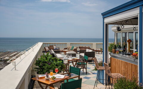 Tosca With Beach & Breakfast Included: Himmel, Tabelle, Wasser, Möbel, Wolke, Gebäude, Azurblau, Pflanze, Stuhl, Gartenmöbel