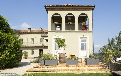 B&b Vigne Di Fagnano Without Kitchen: Pflanze, Himmel, Gebäude, Fenster, Die Architektur, Grundstueck, Baum, Wolke, Tür, Gras