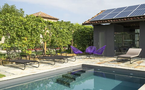 B&b Vigne Di Fagnano Without Kitchen: Wasser, Pflanze, Gebäude, Möbel, Himmel, Azurblau, Schwimmbad, Stuhl, Gartenmöbel, Schatten