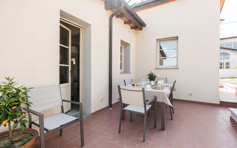 Villacolle 1, Poggio a Caiano, Hot Tub, Wifi, Ac: Möbel, Pflanze, Tabelle, Fenster, Blumentopf, Zimmerpflanze, Gebäude, Holz, Interior Design, Stuhl