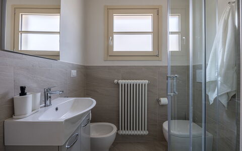 Villacolle 1, Poggio a Caiano, Hot Tub, Wifi, Ac: Armatur, Zapfhahn, Sinken, Eigentum, Bad Sink, Fenster, Badezimmer, Gebäude, Interior Design
