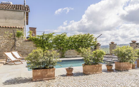 Arpusè, Relax nelle Langhe - Barolo, with Pool: Wand, Blumentopf, Zimmerpflanze, Garten, Flagstone, Balkon, Hof, Gartenmöbel