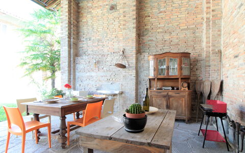 La Casa Dei Nonni, House With Private Pool, Torino: Tabelle, Möbel, Pflanze, Eigentum, Gebäude, Blumentopf, Holz, Zimmerpflanze, Interior Design, Gartenmöbel