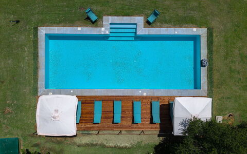 Villa Aiale: Schwimmbad, Blau, Freizeit, Resort, Gartenmöbel, Verbundwerkstoff, Möbel, Thermae, Schatten, Sonnenliege