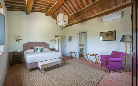 Villa Aiale: Wand, Möbel, Flooring, Interior Design, Fussboden, Zuhause, Schlafzimmer, Bettrahmen, Bett, Decke