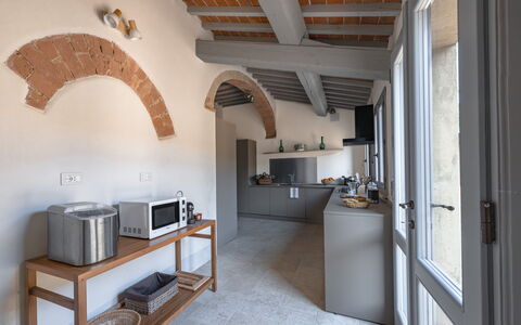 Villa Aiale: Wand, Interior Design, Möbel, Flooring, Küche, Decke, Countertop, Küchengerät, Fussboden, Zuhause