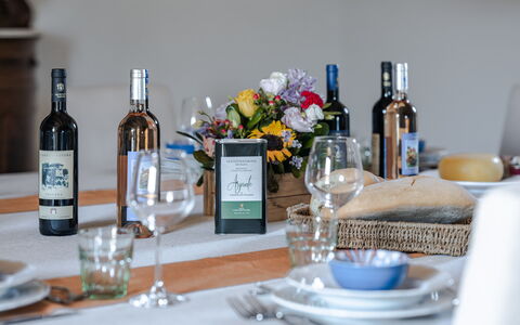 Villa Aiale: Geschirr, Flasche, Drinkware, Tabelle, Dishware, Wein, Blume, Kelche, Barware, Glasflasche