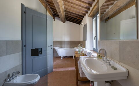 Villa Aiale: Spiegel, Zapfhahn, Armatur, Sinken, Bad Sink, Eigentum, Badezimmer, Lila, Interior Design, Beleuchtung