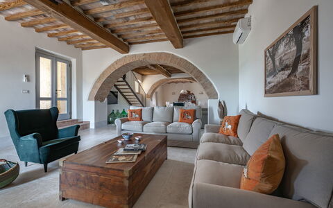 Villa Aiale: Möbel, Tabelle, Eigentum, Couch, Bilderrahmen, Holz, Interior Design, Wohnzimmer, Komfort, Fussboden