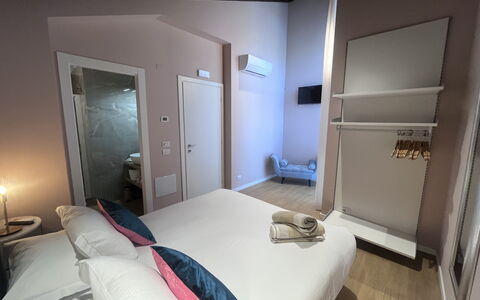 Villapronti: Fussboden, Interior Design, Schlafzimmer, Flooring, Bett, Zimmer, Bettdecke, Wohnung, Bedding, Decke