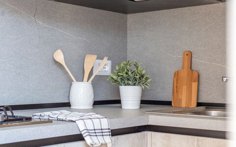 Loreto Suite Apartment: Pflanze, Eigentum, Blumentopf, Holz, Zimmerpflanze, Interior Design, Komfort, Flooring, Vase, Rechteck