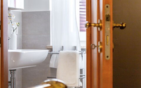 Loreto Suite Apartment: Armatur, Zapfhahn, Holz, Badezimmer, Tür, Sinken, Installation, Wand