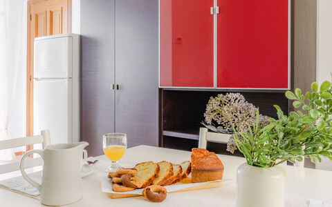 Loreto Suite Apartment: Essen, Geschirr, Möbel, Eigentum, Pflanze, Dishware, Blumentopf, Countertop, Interior Design, Tabelle
