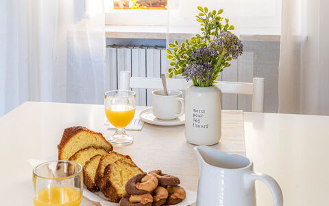 Loreto Suite Apartment: Essen, Geschirr, Pflanze, Tabelle, Drinkware, Teller, Gelb, Blume, Blumentopf