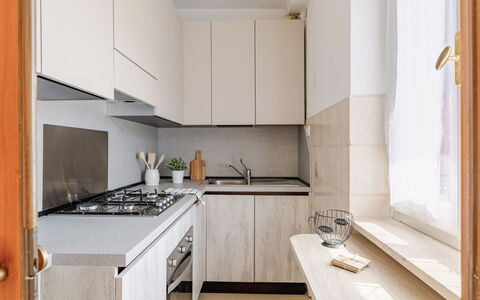 Loreto Suite Apartment: Cabinetry, Countertop, Eigentum, Küche, Herd, Küchengerät, Haushaltsgerät, Interior Design, Holz, Sinken