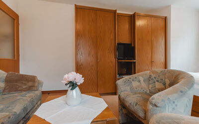 Ferienappartment Brandner 160.3: Möbel, Eigentum, Couch, Tabelle, Komfort, Interior Design, Fussboden, Flooring, Holz, Wohnzimmer