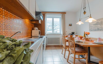 Ferienappartment Brandner 160.2: Interior Design, Küche, Möbel, Decke, Countertop, Flooring, Zimmer, Küche & Esszimmer Tisch, Küchengerät, Fussboden