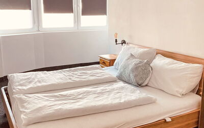 Achenkirch 300: Möbel, Komfort, Fenster, Bettrahmen, Holz, Textil, Bett, Interior Design, Schatten, Gebäude