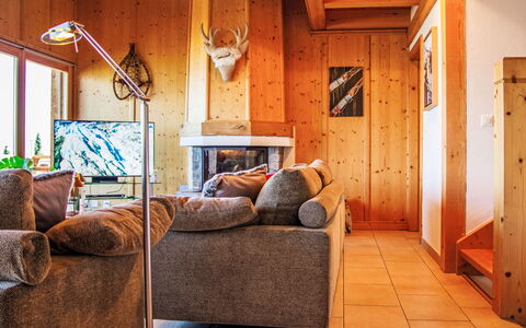 Chalet Aurore: Tabelle, Eigentum, Gebäude, Möbel, Wasser, Pflanze, Himmel, Stuhl, Wolke, Strandresort