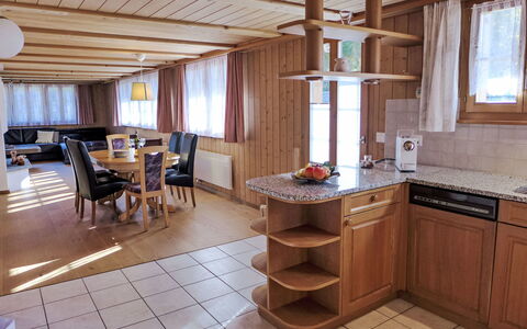 Eisiboden: Cabinetry, Eigentum, Möbel, Fenster, Countertop, Holz, Interior Design, Fussboden, Flooring, Zimmerpflanze