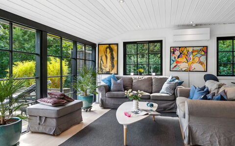 Bedine - 1.3Km from the Sea: Möbel, Couch, Interior Design, Flooring, Wohnzimmer, Fussboden, Decke, Tabelle, Beleuchtung