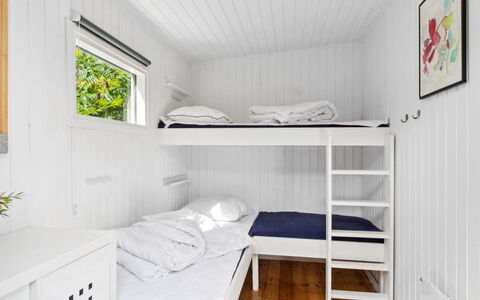 Bedine - 1.3Km from the Sea: Holz, Fussboden, Flooring, Interior Design, Schlafzimmer, Bett, Etagenbett, Decke, Zimmer, Bedding