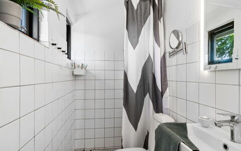 Bedine - 1.3Km from the Sea: Flooring, Interior Design, Badezimmer, Fussboden, Armatur, Fliese, Toilette, Installation, Duschvorhang