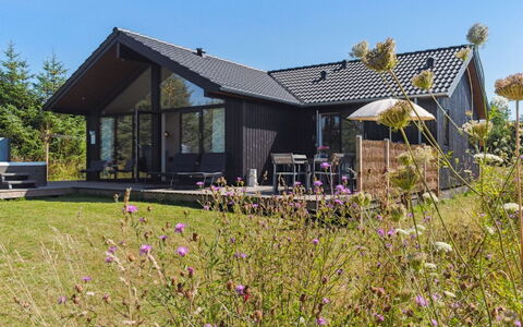Kristiarn - 1.1Km from the Sea: Möbel, Interior Design, Flooring, Fussboden, Decke, Zimmer, Stuhl, Tabelle, Wohnung, Küche & Esszimmer Tisch