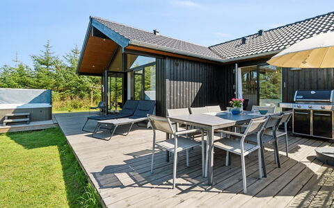 Kristiarn - 1.1Km from the Sea: Möbel, Interior Design, Flooring, Fussboden, Decke, Zimmer, Stuhl, Tabelle, Wohnung, Küche & Esszimmer Tisch
