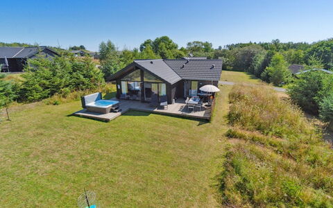 Kristiarn - 1.1Km from the Sea: Möbel, Interior Design, Flooring, Fussboden, Decke, Zimmer, Stuhl, Tabelle, Wohnung, Küche & Esszimmer Tisch