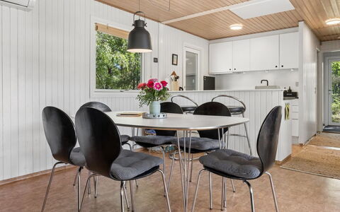 Franja - 120M from the Sea: Möbel, Holz, Interior Design, Küche & Esszimmer Tisch, Flooring, Decke, Tabelle, Fussboden, Esszimmer, Zuhause