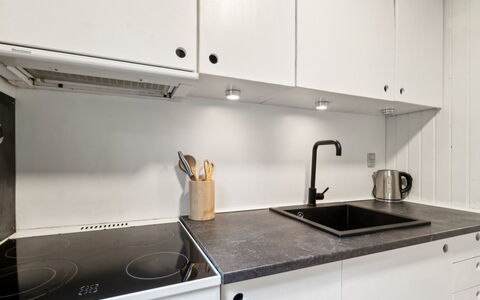 Franja - 120M from the Sea: Küche, Countertop, Holz, Flooring, Küchengerät, Interior Design, Cabinetry, Major Appliance, Fussboden, Zapfhahn