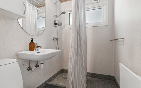 Franja - 120M from the Sea: Armatur, Wand, Flooring, Fussboden, Interior Design, Badezimmer, Decke, Toilette, Sinken, Toilleten Sitz
