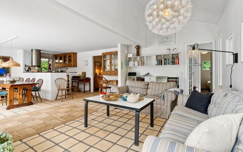 Ivar - 150M from the Sea: Möbel, Interior Design, Flooring, Fussboden, Couch, Stuhl, Tabelle, Holz, Decke, Wohnzimmer