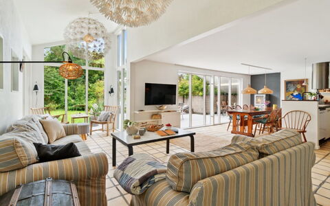 Ivar - 150M from the Sea: Möbel, Interior Design, Couch, Decke, Flooring, Stuhl, Wohnzimmer, Tabelle, Fussboden, Zuhause