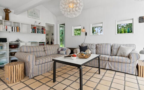 Ivar - 150M from the Sea: Möbel, Interior Design, Couch, Flooring, Fussboden, Wand, Wohnzimmer, Holz, Decke, Zimmer
