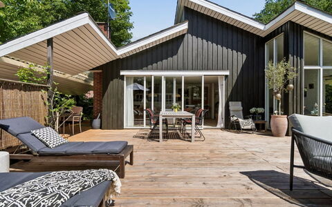 Ivar - 150M from the Sea: Möbel, Interior Design, Flooring, Fussboden, Decke, Zimmer, Stuhl, Tabelle, Wohnung, Küche & Esszimmer Tisch