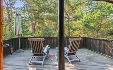 Sonya - 350M from the Sea: Holz, Flooring, Fussboden, Holzboden, Veranda, Möbel, Hartholz, Deck, Holzbeize, Stuhl