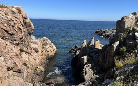 Makrina - 150M from the Sea: \Fels, Wasser, Gewässer, Wasservorräte, Küste, Bedrock, Küsten Und Ozeanische Forms, Terrain, Zutageliegen