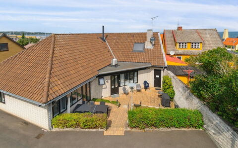 Ginie - 70M from the Sea: Holz, Möbel, Wohnung, Zimmer, Decke, Holzbeize, Stuhl, Hartholz, Lack, Holz