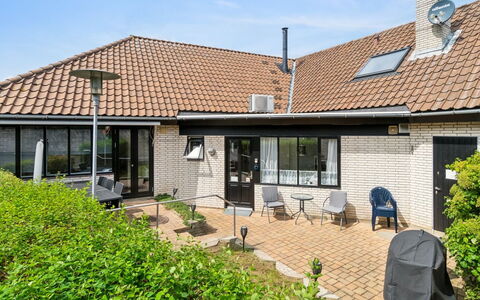 Ginie - 70M from the Sea: Holz, Möbel, Wohnung, Zimmer, Decke, Holzbeize, Stuhl, Hartholz, Lack, Holz