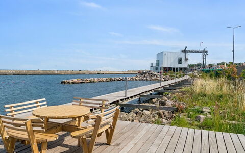 Ginie - 70M from the Sea: Holz, Möbel, Wohnung, Zimmer, Decke, Holzbeize, Stuhl, Hartholz, Lack, Holz