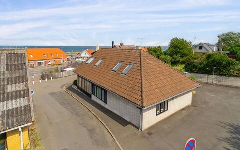 Ginie - 70M from the Sea: Holz, Möbel, Wohnung, Zimmer, Decke, Holzbeize, Stuhl, Hartholz, Lack, Holz