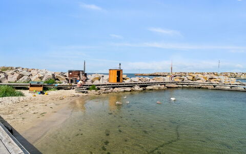 Ginie - 70M from the Sea: Holz, Möbel, Wohnung, Zimmer, Decke, Holzbeize, Stuhl, Hartholz, Lack, Holz
