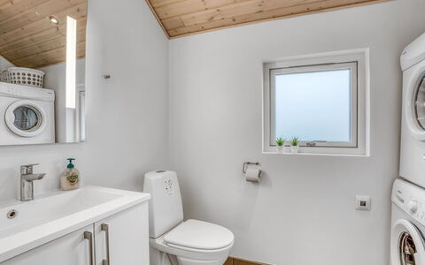 Imke - 1Km from the Sea: Flooring, Wand, Fussboden, Armatur, Interior Design, Holz, Decke, Badezimmer, Sinken, Zapfhahn