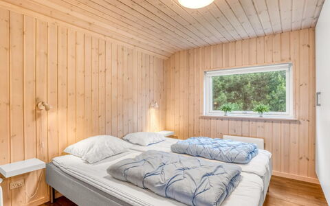 Imke - 1Km from the Sea: Holz, Schlafzimmer, Bett, Bedding, Zuhause, Bettdecke, Decke, Bettrahmen, Hartholz, Holzbeize