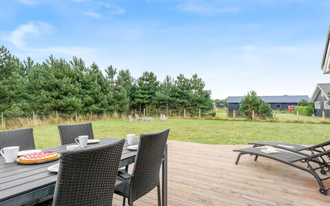 Imke - 1Km from the Sea: Grundstueck, Zuhause, Schatten, Landscaping, Garten, Hartholz, Rasen, Estate, Stuhl, Planke