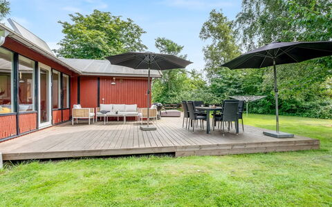 Vickie - 600M from the Sea: Holz, Zuhause, Veranda, Deck, Hartholz, Dach, Holzbeize, Holzboden, Eco Hotel