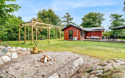 Vickie - 600M from the Sea: Holz, Zuhause, Veranda, Deck, Hartholz, Dach, Holzbeize, Holzboden, Eco Hotel